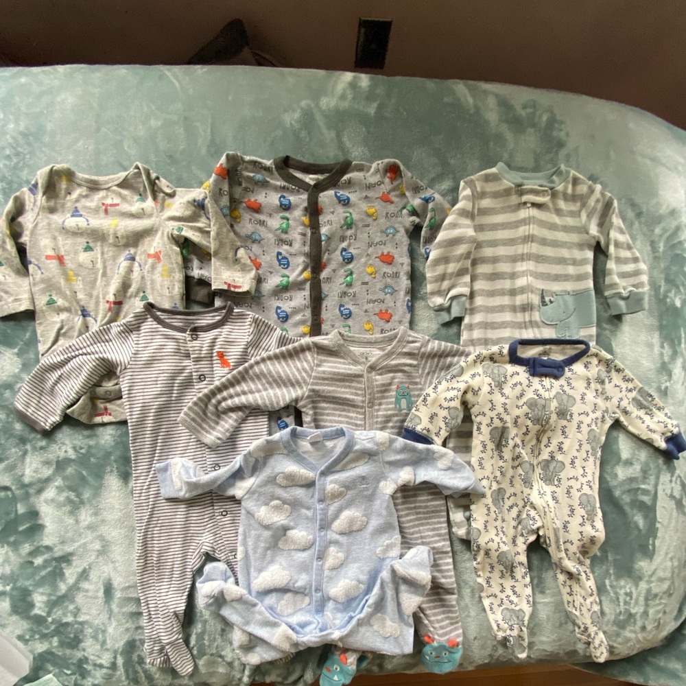 7 piece onesie bundle. Various sizes.